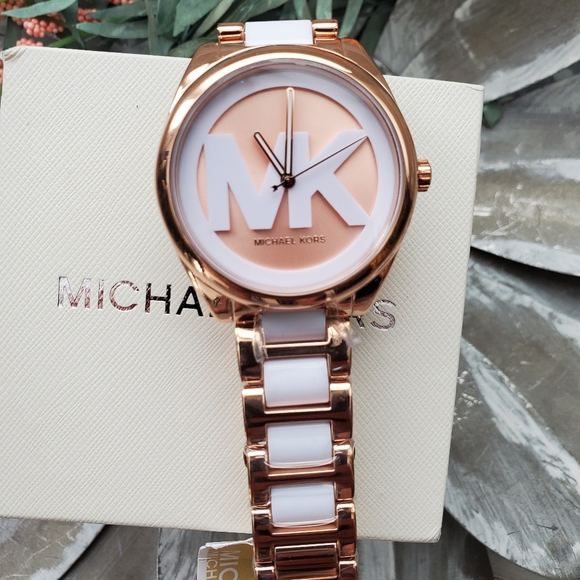 Michael Kors - Picture 1 of 4